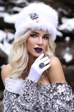 184098 - Elena Age: 28 - Russia